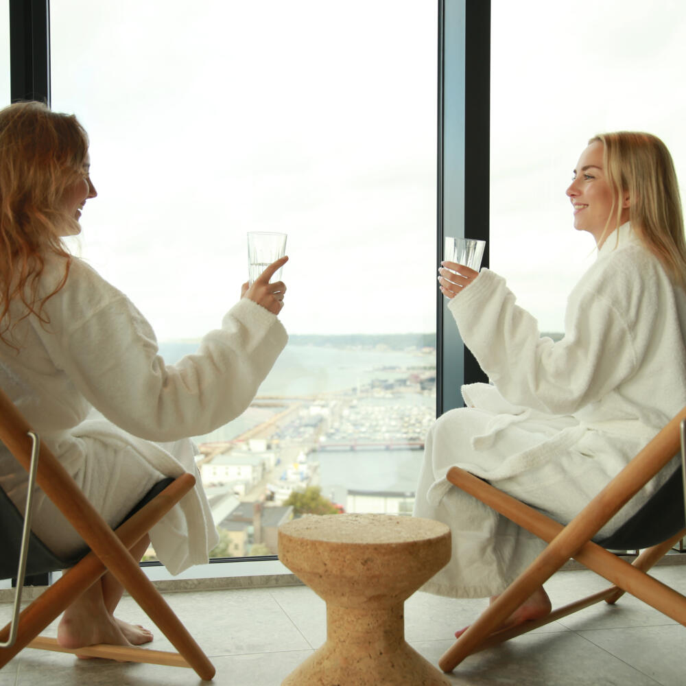 Två kvinnor som skålar på Bröderna Pihls Gränd i Oceanhamnen, Helsingborg