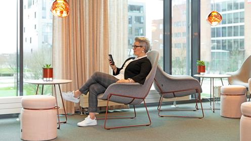 Kvinna som slappnar av i en lounge på Jungmansgatan